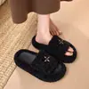 Zapatillas de Felpa Cálidas de Talla Pequeña con Flor Cruzada para Aumentar la Altura para Mujeres 2026 Otoño/Invierno Nuevas Zapatillas de Algodón para Exteriores con una Correa Más Terciopelo