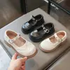 Sapatos femininos estilo brogue britânico, nova coleção primavera/outono, com sola macia, estilo Mary Jane retrô, sapatilhas versáteis e estilosas para crianças