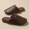 Pantuflas de algodón silenciosas para hombre, con una lujosa textura similar al cuero, perfectas para uso en interiores en dormitorios durante el otoño y el invierno. Tienen una suela suave y antideslizante