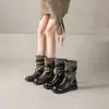 Botas de moda estilo vintage, com acabamento desgastado, para mulheres, coleção outono/inverno 2026, apresentando um acabamento com lavagem de cor, saltos grossos, solas espessas, um detalhe de fivela de cinto e um design franzido na altura da panturrilha.