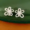 Brincos de flor de pérola com zircônia cúbica banhados a ouro 14k, estilo clip-on, não requer furo na orelha, design único, brincos delicados e vintage