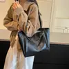 Bolso tote de nicho nuevo de cuero encerado al aceite, bolso cruzado versátil de estilo casual, gran capacidad, bolso de hombro único tipo cesta de estilo de lujo ligero