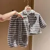 Trajes de Otoño e Invierno para Niños y Niñas Moda para Bebés Niños Estilosos de Marca de Moda Estilo Coreano Rayas Solapa Dibujos Animados Peludo Dos Piezas