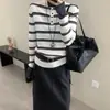 Elegante y moderno suéter de punto con bloques de color a rayas para mujer, con cuello semi alto, botones y mangas largas, adecuado para primavera, otoño e invierno