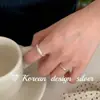 Anillo Minimalista Inspirado en el Estilo Coreano de Plata Esterlina S925 con Nudo Trenzado en Forma de Cuerno, con un Acabado de Alta Gama para Mujer, Adecuado para Apilar