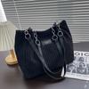 Bolsa de Ombro Corduroy com Corrente Bolsinha de Axila Bolsa Tote Feminina 2025 Nova Tendência Outono Bolsa para Trabalho no Ombro Atacado