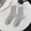 Calcetines de Algodón para Mujer Mekki Estilo Primavera, a Media Pantorrilla, con Rayas de Bloques de Color y Decoración de Colgante, Calcetines para Mujer Estilo Coreano Sin Costuras