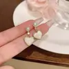 Brincos de Tarraxa de Pérola Estilo Chanel Coração com Temperamento Doce, Agulha de Prata S925 para Mulheres, Brincos Versáteis de Luxo Leve de Nicho Atacado