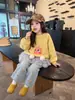 Comercio exterior ropa infantil 2026 otoño e invierno nuevo estilo sudadera de forro polar con dibujos para niñas y conjunto de dos piezas de pantalones vaqueros estilo coreano para niños pequeños