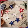 Ornamento de Suspensão Estrela de Cinco Pontas Tridimensional de Madeira Estilo Retrô Americano para o Dia da Independência com Elementos da Bandeira Americana de Estrelas e Listras