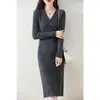 Vestido Tricô Decote V Meio Aberto 2026 Nova Coleção Primavera e Outono Comprimento Médio Slim-Fit Vestido Base Elegante Justo Vestido Suéter