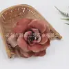 2025 Flor de Tecido Broche de Flor Artificial Versátil Tiktok Exportação Europeia e Americana Cor Tecido Totalmente Aveludado Flor Begônia