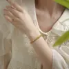 Pulsera Dorada Trenzada a Mano Estilo Antiguo Arena Dorada Enrollada, Anillo Liso, Retro, Audaz, de Nicho, Casual, Estilo Perezoso