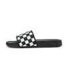 Ropa de verano para hombre de talla grande transfronteriza deportiva informal para exteriores sandalias de una tira con estampado de tablero de ajedrez fondo suave ventas directas de fábrica