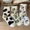 Meias de Veludo de Visão Outono e Inverno Femininas Fofas com Plus Veludo Estampa de Vaca Resistentes a Odores Meias para Chão de Casa Espessadas Proteção Contra o Frio Meias Pós-Parto