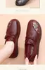 Otoño 2026 Nuevo Estilo Zapatos de Madre Suela Suave Antideslizantes Retro Mocasines de Cuero Genuino Transpirables No Rozan los Pies Ligeros Mocasines para Personas de Mediana Edad y Mayores