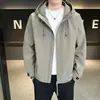 Jaqueta com Capuz Masculina Nova para Primavera e Outono de 2026, Estilo Workwear, Fashion, Versátil, Quente, À Prova de Vento, Roupa Masculina da Moda