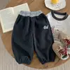 Calça de Pelúcia Infantil Inverno 2026 Nova Versátil Calça Esportiva Infantil Quente Calça de Moletom para Bebê Desenho Animado Outono/Inverno