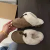 2026 Novas Pantufas Casuais de Pelúcia Quentes Versáteis Estilosas para Exterior Pantufas de Algodão Retrô Costuradas de Frango Amarelinho