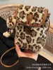 Bolso Pequeño de Lana de Cordero para Mujer 2025 Nuevo Diseño Coreano de Nicho Estampado de Leopardo Bolso para Teléfono Móvil Bolso Cruzado Versátil de Felpa