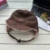 Chapéu Lei Feng de Pelúcia Vermelho para Mulheres, Inverno, Circunferência da Cabeça Grande, Chapéu Espessado com Proteção para as Orelhas, Quente e Resistente ao Frio, Chapéu de Puxar Dupla Face