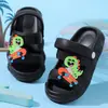 Sandalias infantiles de doble tira con protección para los dedos