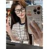 Camiseta Coreana Retrô de Gola Redonda Listrada com Ombro Direito Descoberto de Manga Curta para Mulheres Verão Novo Look Emagrecedor Top Curto Slim para Pessoas Baixas