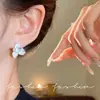 Aretes de Flor de Esmalte Blanco para Mujer Exquisitos de Nicho Versátiles Aretes con Sensación de Alta Gama Lujo Ligero Temperamento Nuevos Accesorios para Orejas Venta al por Mayor