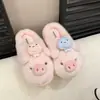 Nuevas Pantuflas de Algodón Suela Gruesa Cálidas Mierda 2026 Pantuflas de Piel Mujer Pisa Cerdo Pequeño Felpa Linda Sensación Hogar Blanco