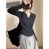 Camisa base de tricô com gola polo cinza escuro para mulheres, adequada para usar em camadas sob um casaco, top elegante de malha com gola V slim-fit para o início do outono de 2026