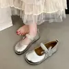 Sapatos femininos de corte baixo com sola macia, nova moda outonal, adequados para combinar com saias, sapatos Mary Jane prateados baixos, sapatilhas de couro