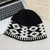 Chapéu de Pescador Jacquard Retrô Xadrez Diamante para Mulheres no Outono e Inverno, Pequeno e Versátil, Colorido, Chapéu de Lã Tricotado para Cabeça Grande