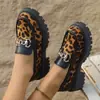 Zapatos de leopardo nuevos para primavera-verano-otoño 2026, disponibles para envío transfronterizo, talla grande, versátiles y elegantes, zapatos de cuero retro de moda con suela gruesa para mujer