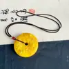 Collar con Colgante Flor de Abeja Amarilla Tallada Floreciendo Riqueza, Cuenta Espaciadora Nepalí Flor de Peonía Hebilla de Seguridad Cadena para Colgar en Suéter