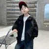 Jaqueta com Capuz para Meninos Estilo Primavera e Outono 2026 Novo Estilo para Crianças de Média e Mais Velhas Jaqueta Corta-Vento Moderna Tendência Cool Casual Top para Exterior