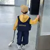 Terno Novo 2025 para Meninos Primavera e Outono Moletom Infantil para Menino Moda Bebê Colete Fashionável Três Peças Bonitas e Fashionáveis para Crianças