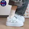 Tênis Respirável com Velcro e Malha na Cor Azul Leite, Solado Grosso para Mulheres, Novo Design de Nicho Verão 2026, Mocassins Casuais, Tendência