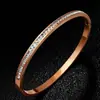 Pulsera Transfronteriza de Acero Inoxidable con Corazón para Niñas, Lujo Accesible, Moderna, Sencilla y Versátil, Pulsera que No se Desvanece