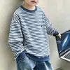 Nueva colección de otoño 2026: sudadera de cuello redondo a rayas para niños, top casual versátil, adecuada para niños pequeños y niños pequeños, atuendo de primavera moderno