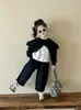 Blusas Estilo Coreano para Meninas Nova Coleção Primavera e Outono 2026 Roupas Infantis Blusas Arredondadas de Tamanho Pequeno e Médio Camisas Brancas Calças Casuais Pretas