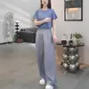As roupas populares de verão deste ano são lindas com um conjunto de calças largas leves e maduras, sem colisão, de duas peças, roupas femininas