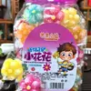 Paletas y Caramelos Duros en Varias Formas de Frutas para que los Niños Compartan Dulces y Den a sus Amigos Regalos Navideños. Puestos en la Puerta de la Escuela