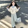 Conjunto vibrante e doce de moletom e calça xadrez estilo cartoon para crianças maiores, perfeito para primavera e outono