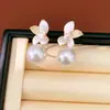 Aretes de Aguja Plateada con Flores de Mariposa de Circonita y Perlas Geométricas, Aretes Elegantes y Únicos para el Día a Día con un Toque de Lujo Ligero y Sensación de Alta Gama