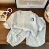 Novos conjuntos de pijama de primavera e verão para meninos e meninas, com calças estilo lanterna, blusas cardigã e conjuntos de duas peças xadrez com desenhos infantis