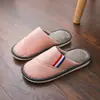 Pantuflas de Algodón para Mujer Invierno Pareja Hogareñas Impermeables Felpa de Cuero Cálidas Pantuflas de Algodón Color Sólido Antideslizantes Cuero PU Pantuflas Gruesas