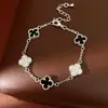 Pulseira de Flor de Trevo com Zircônia Vintage, Pulseira de Nicho de Luxo Leve, Joia Personalizada Retro de Alta Qualidade