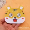 Muñeca Plana de PVC de Panda Lindo Etiqueta de Cuero Abejita Tigre Rana Accesorios Sombrero Accesorios de Ropa DIY Dibujos Animados