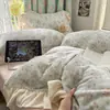 Juego de ropa de cama de cuatro piezas estilo princesa de encaje y terciopelo de leche, engrosado para otoño e invierno, incluye funda de edredón y sábana, y un juego de ropa de cama de tres piezas de vellón de coral