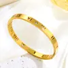 Moda Pulseira Romana Três Cores Oca de Aço Inoxidável Pulseira de Casal Joias Fabricantes Transfronteiriços Europeus e Americanos Venda por Atacado em Estoque